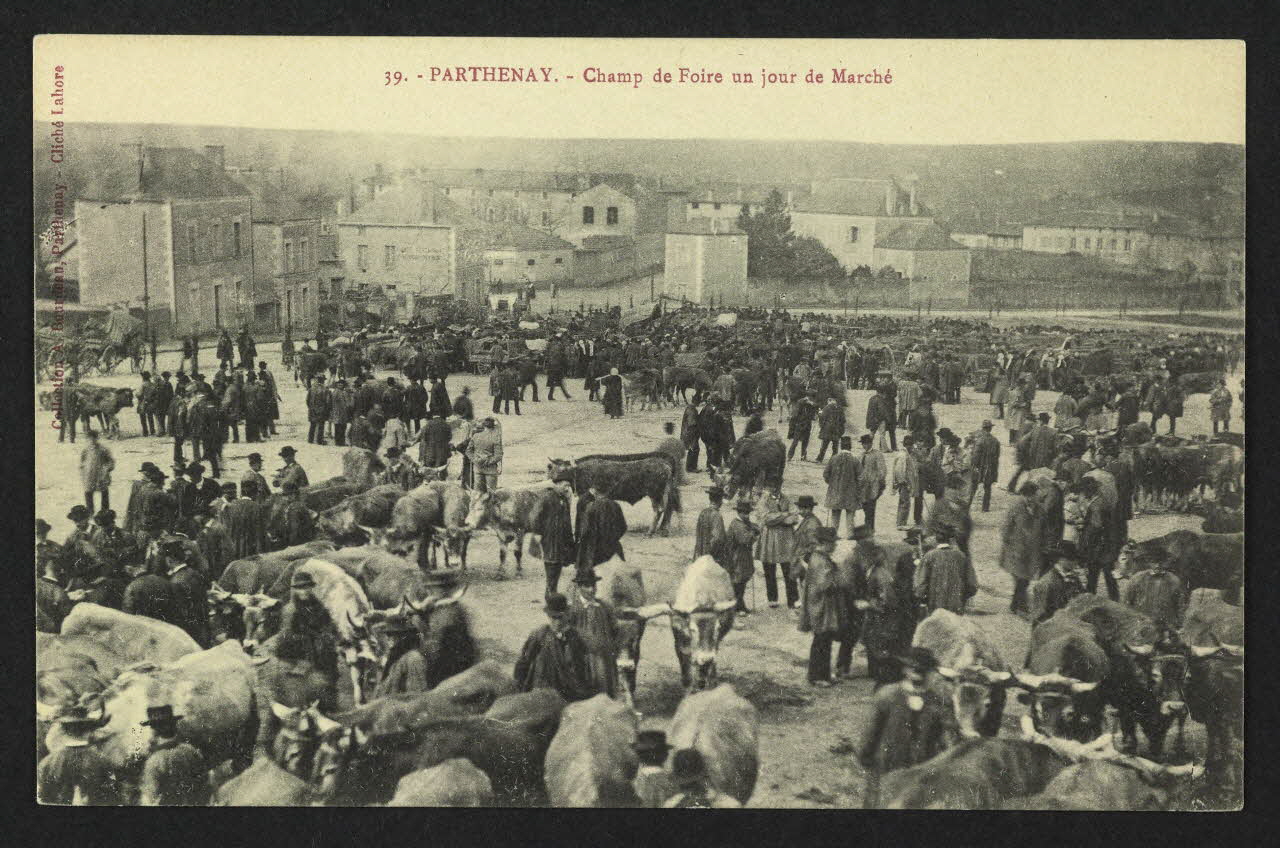 carte postale PARTHENAY, CHAMP DE FOIRE UN JOUR DE MARCHE 4P1611 Photo