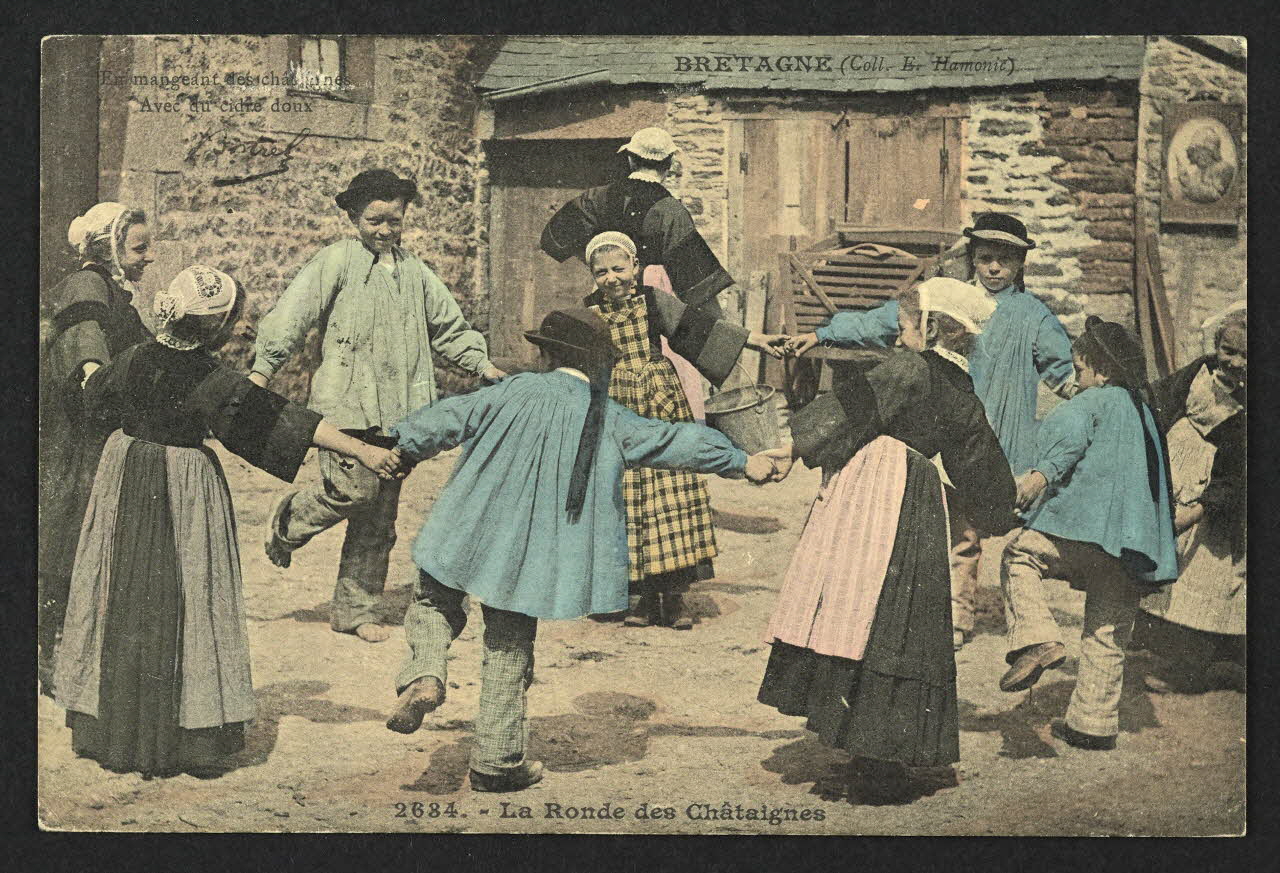 carte postale BRETAGNE, LA RONDE DES CHATAIGNES 4P1634 Photo