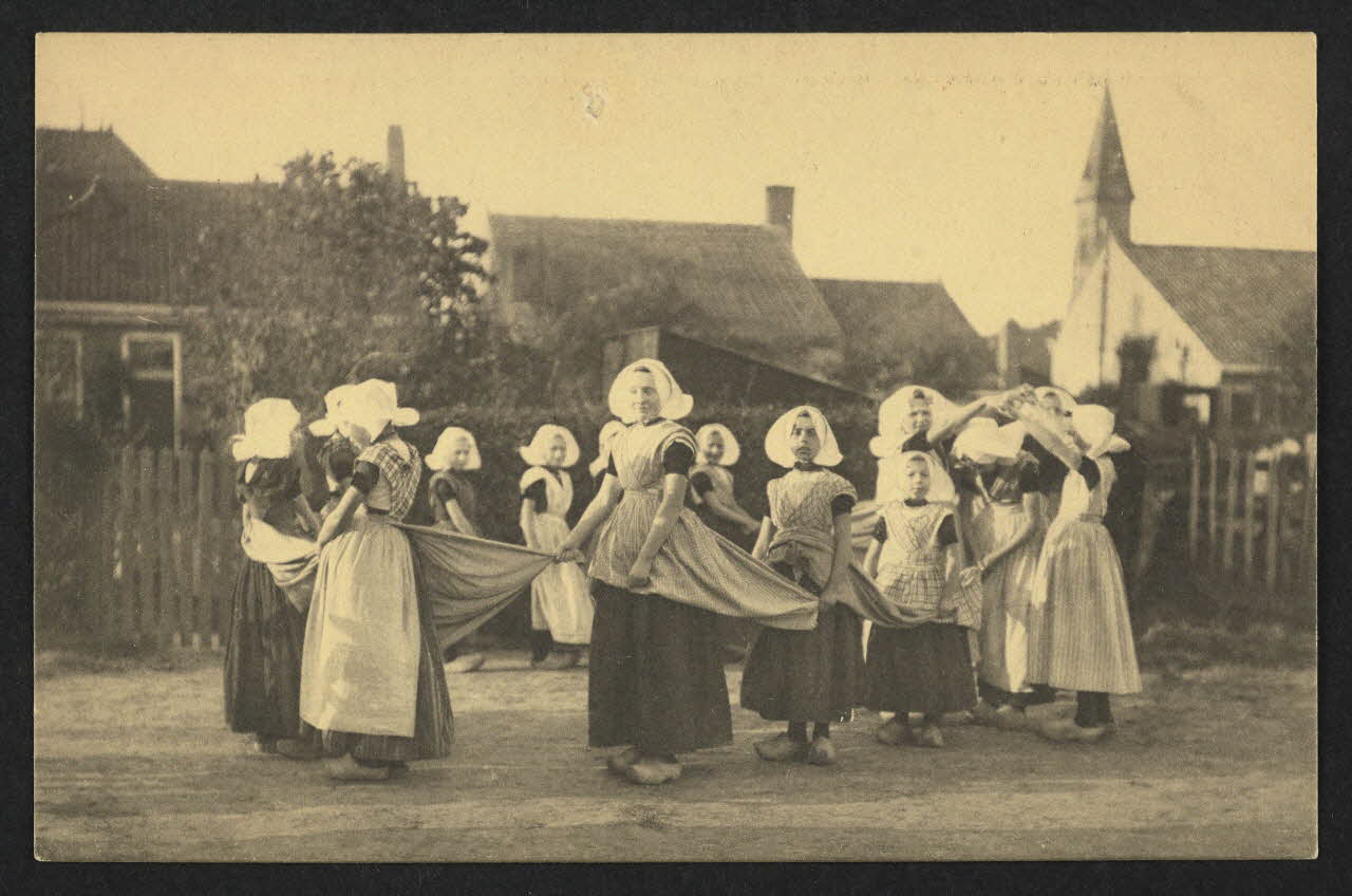 carte postale L'AMUSEMENT DES ENFANTS, LA TRANQUILLITE DES PARENT 4P1636 Photo