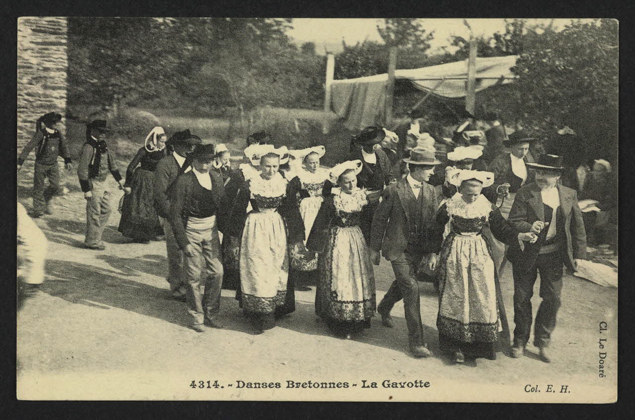 carte postale DANSES BRETONNES, LA GAVOTTE 4P1640 Photo
