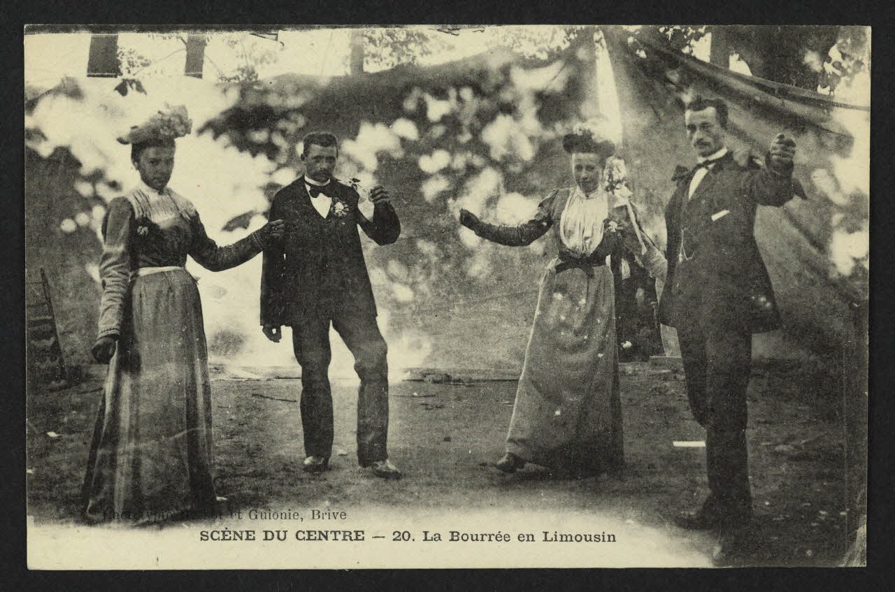 carte postale SCENE DU CENTRE, LA BOURREE EN LIMOUSIN 4P1643 Photo