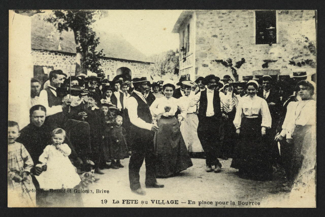 carte postale LA FETE AU VILLAGE, EN PLACE POUR LA BOURREE 4P1644 Photo
