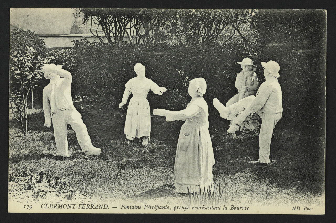 carte postale FONTAINE PETRIFIANTE, GROUPE REPRESENTANT LA BOURRE 4P1651 Photo