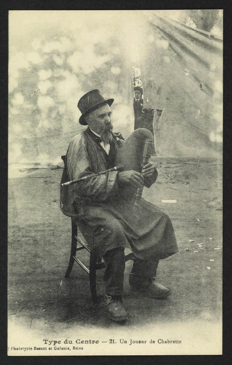 carte postale TYPE DU CENTRE, UN JOUEUR DE CHABRETTE 4P1672 Photo