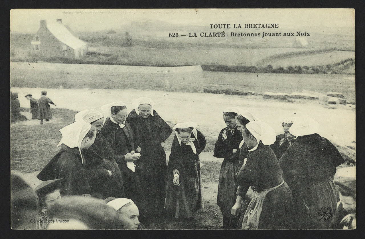 carte postale LA CLARTE, BRETONNES JOUANT AUX NOIX 4P1705 Photo
