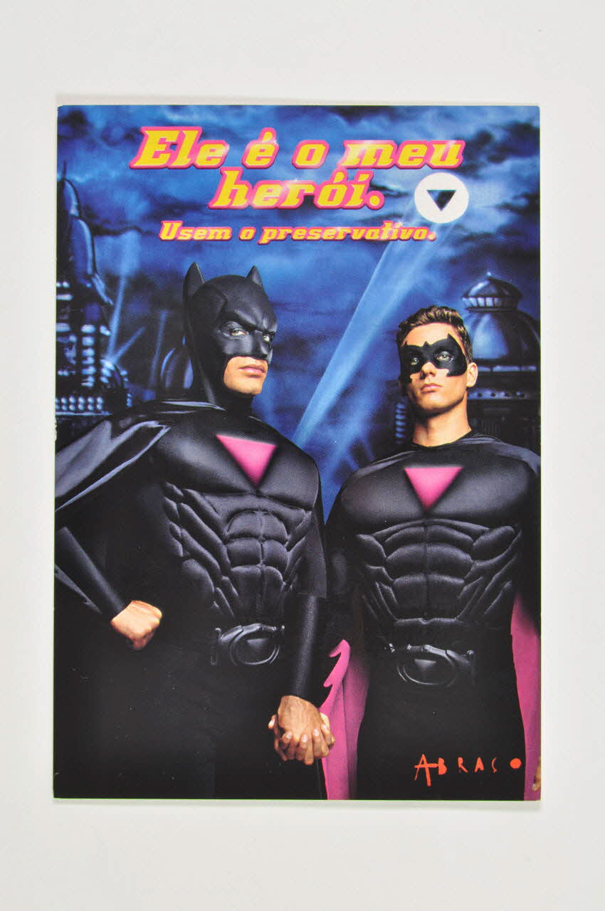 Abraço carte postale "Ele é o meu heroi Usem o preservativo". (Il est mon héros. il utilise un préservatif) Portugal 2002 2002.125.30 Photo Mucem