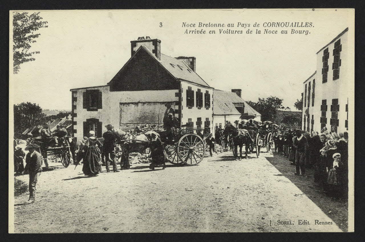 carte postale NOCE BRETONNE AU PAYS DE CORNOUAILLES, ARRIVEE EN VOITURE DE LA NOCE AU BOURG 4P1721 Photo