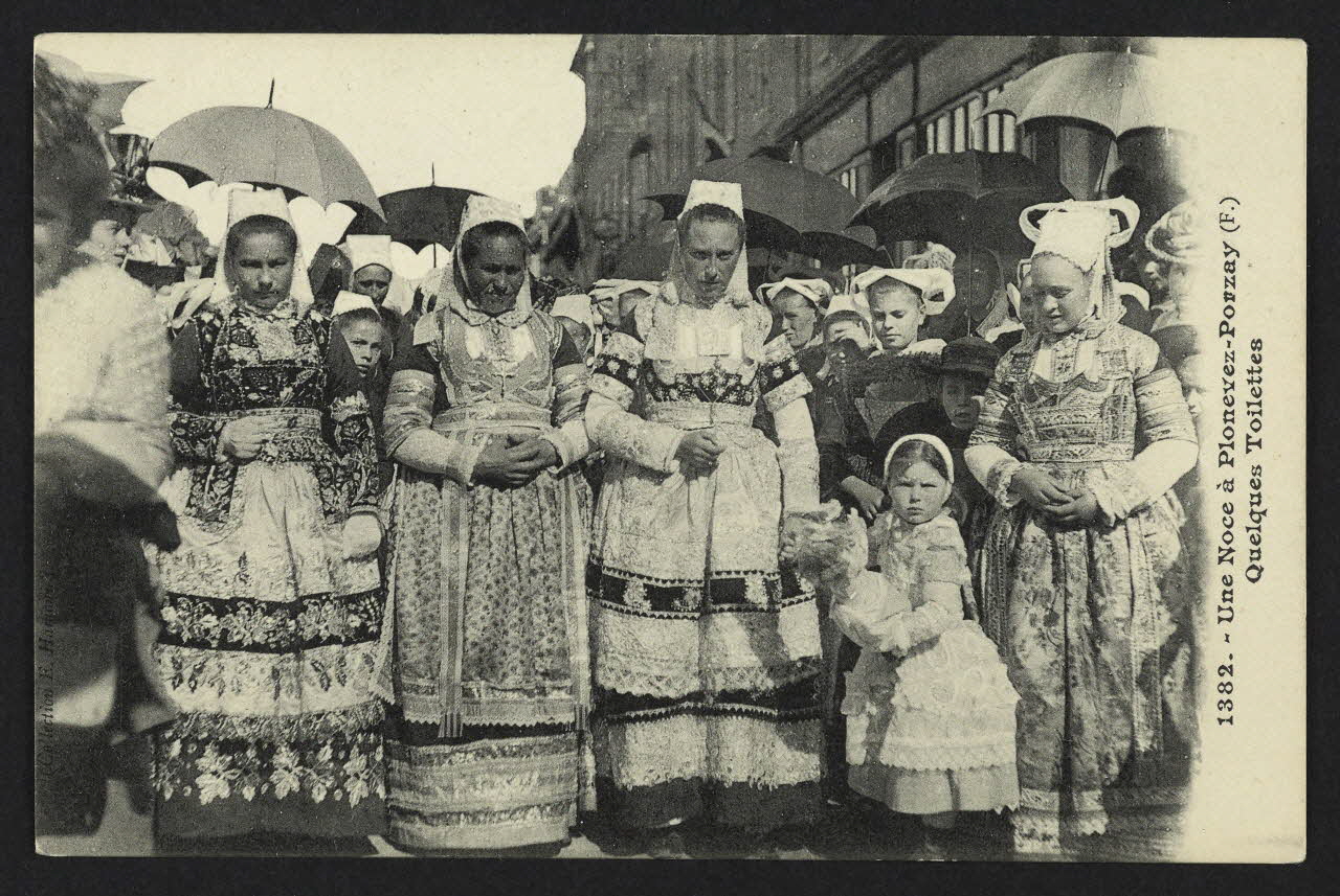 carte postale UNE NOCE A PLONEVEZ-PORZAY, QUELQUES TOILETTES 4P1724 Photo
