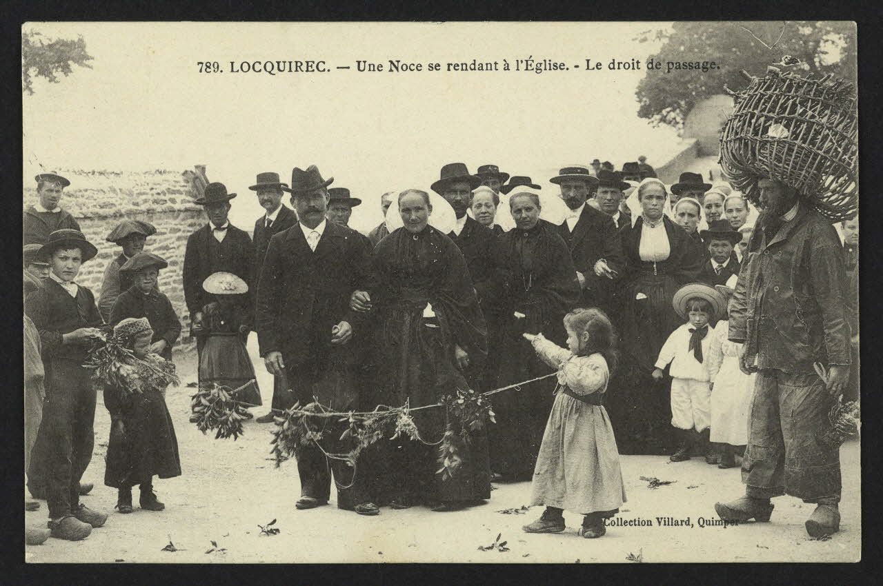 carte postale UNE NOCE SE RENDANT A L'EGLISE, LE DROIT DE PASSAGE 4P1725 Photo