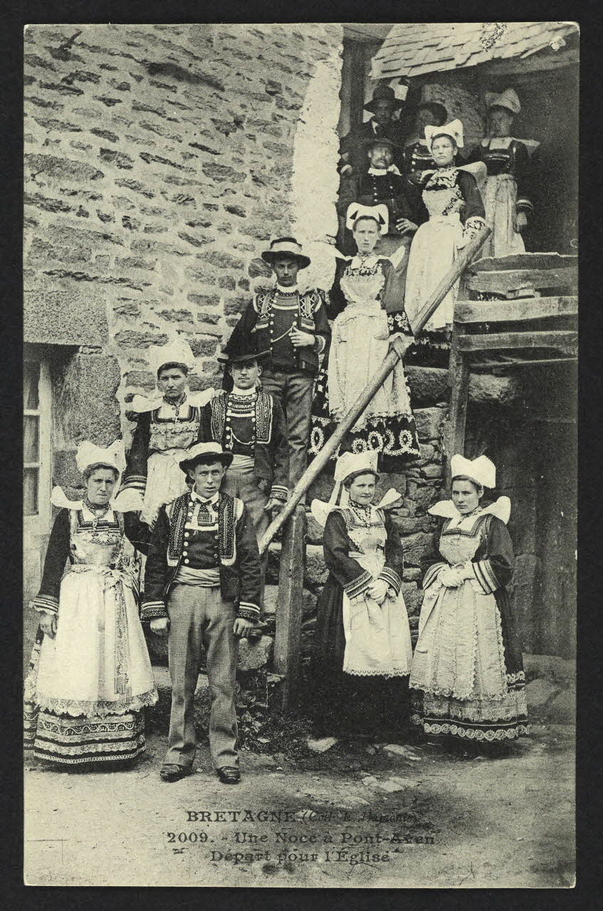 carte postale UNE NOCE A PONT-AVEN, DEPART POUR L'EGLISE 4P1743 Photo