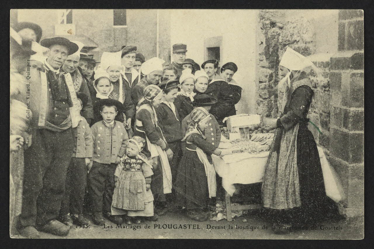 carte postale LES MARIAGES DE PLOUGASTEL, DEVANT LA BOUTIQUE DE LA MARCHANDE DE GOASTELS 4P1756 Photo