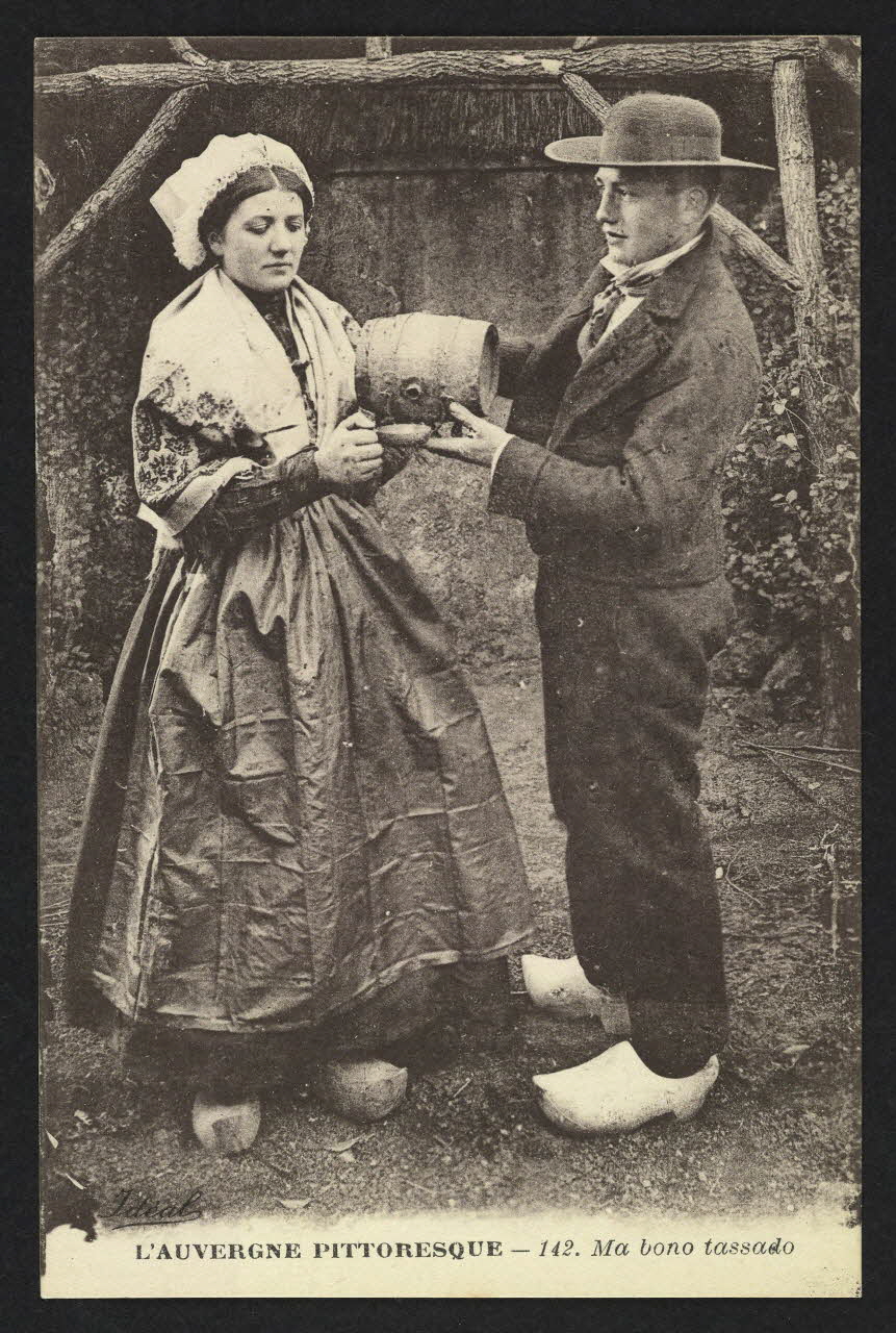 carte postale L'AUVERGNE PITTORESQUE, AUX CHAMPS 4P1783 Photo