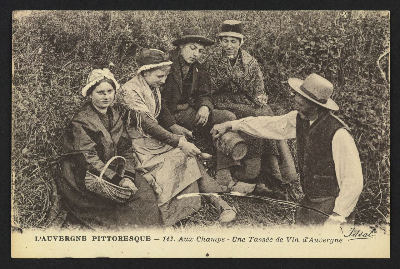 carte postale L'AUVERGNE PITTORESQUE, AUX CHAMPS 4P1784 Photo