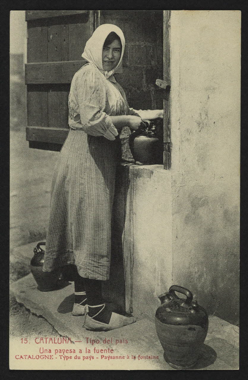 carte postale TYPE DU PAYS, PAYSANNE A LA FONTAINE 4P1793 Photo