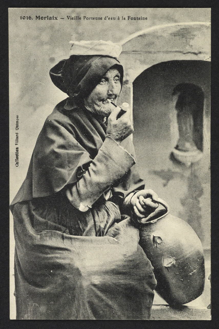 carte postale MORLAIX, VIEILLE PORTEUSE D'EAU A LA FONTAINE 4P1798 Photo