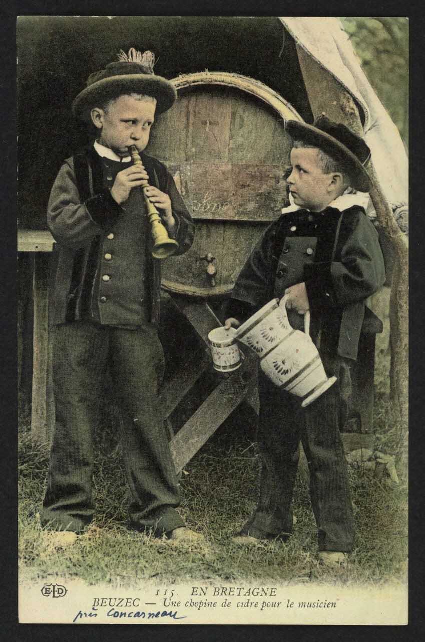 carte postale BEUZEC, UNE CHOPINE DE CIDRE POUR LE MUSICIEN 4P1805 Photo