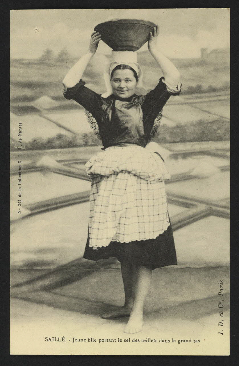 carte postale SAILLE, JEUNE FILLE PORTANT LE SEL DES OEILLETS 4P1836 Photo