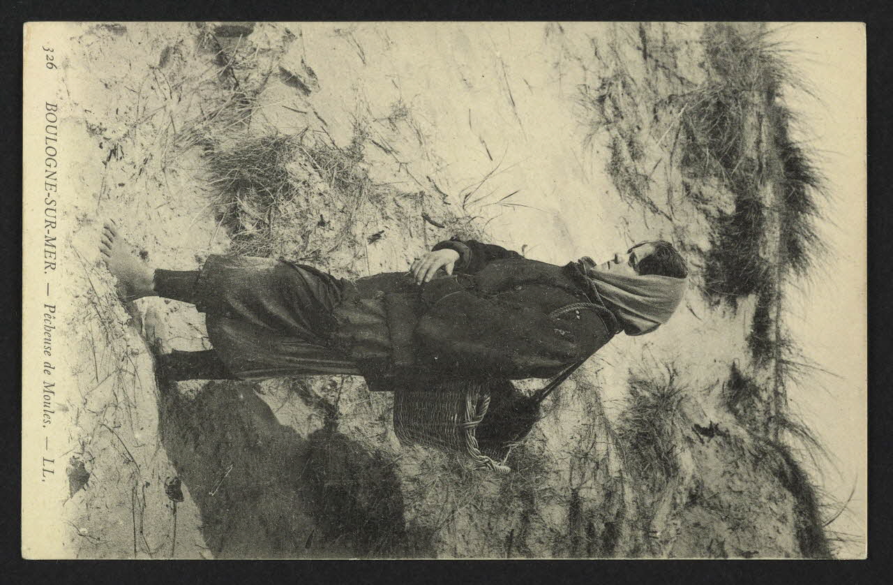 carte postale BOULOGNE-SUR-MER, PECHEUSE DE MOULES 4P1850 Photo