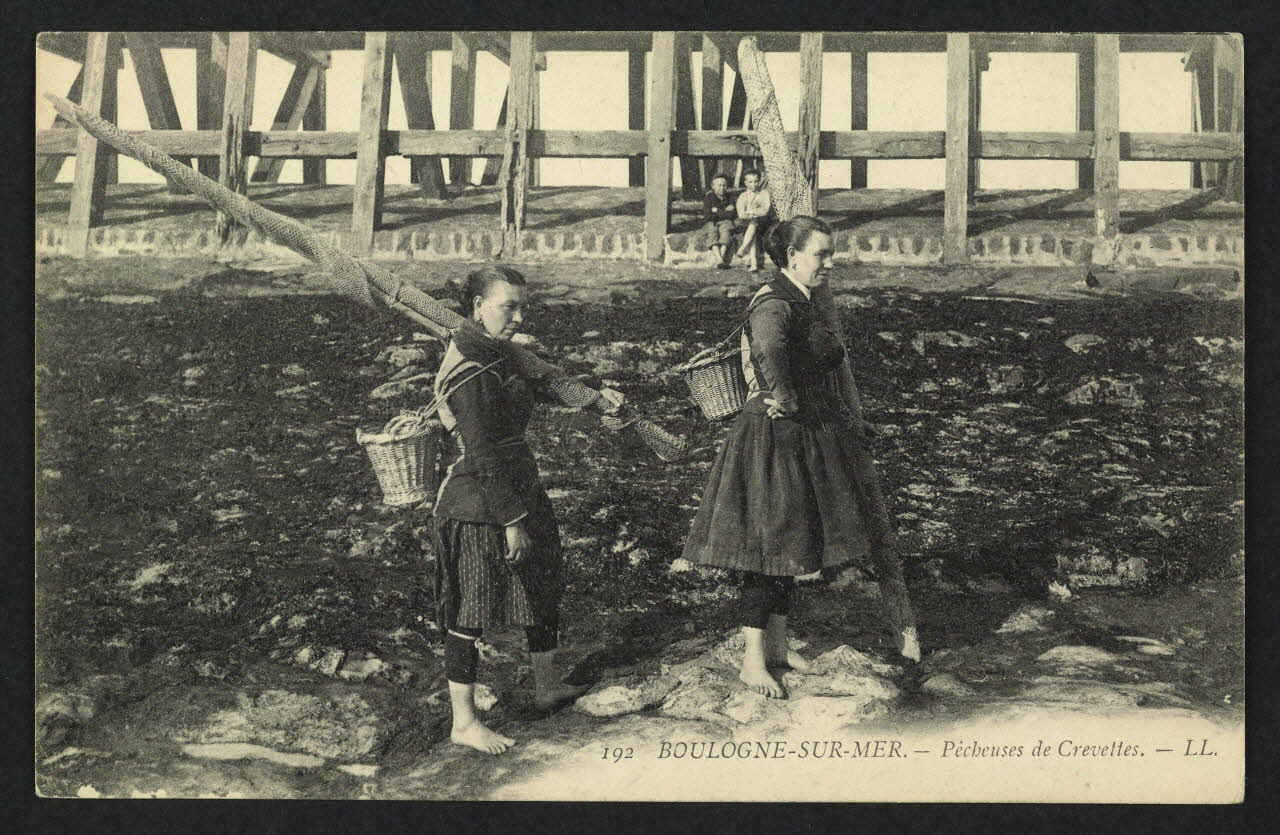carte postale BOULOGNE-SUR-MER, PECHEUSES DE CREVETTES 4P1851 Photo