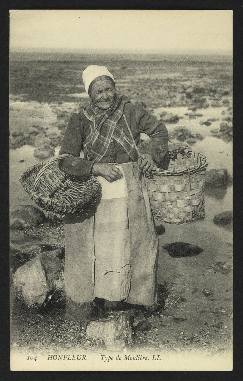 carte postale HONFLEUR TYPE DE MOULIERE 4P1856 Photo