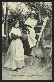 carte postale ARLES, TYPES D'ARLESIENNES, SOUS LA TREILLE 4P1874 Photo
