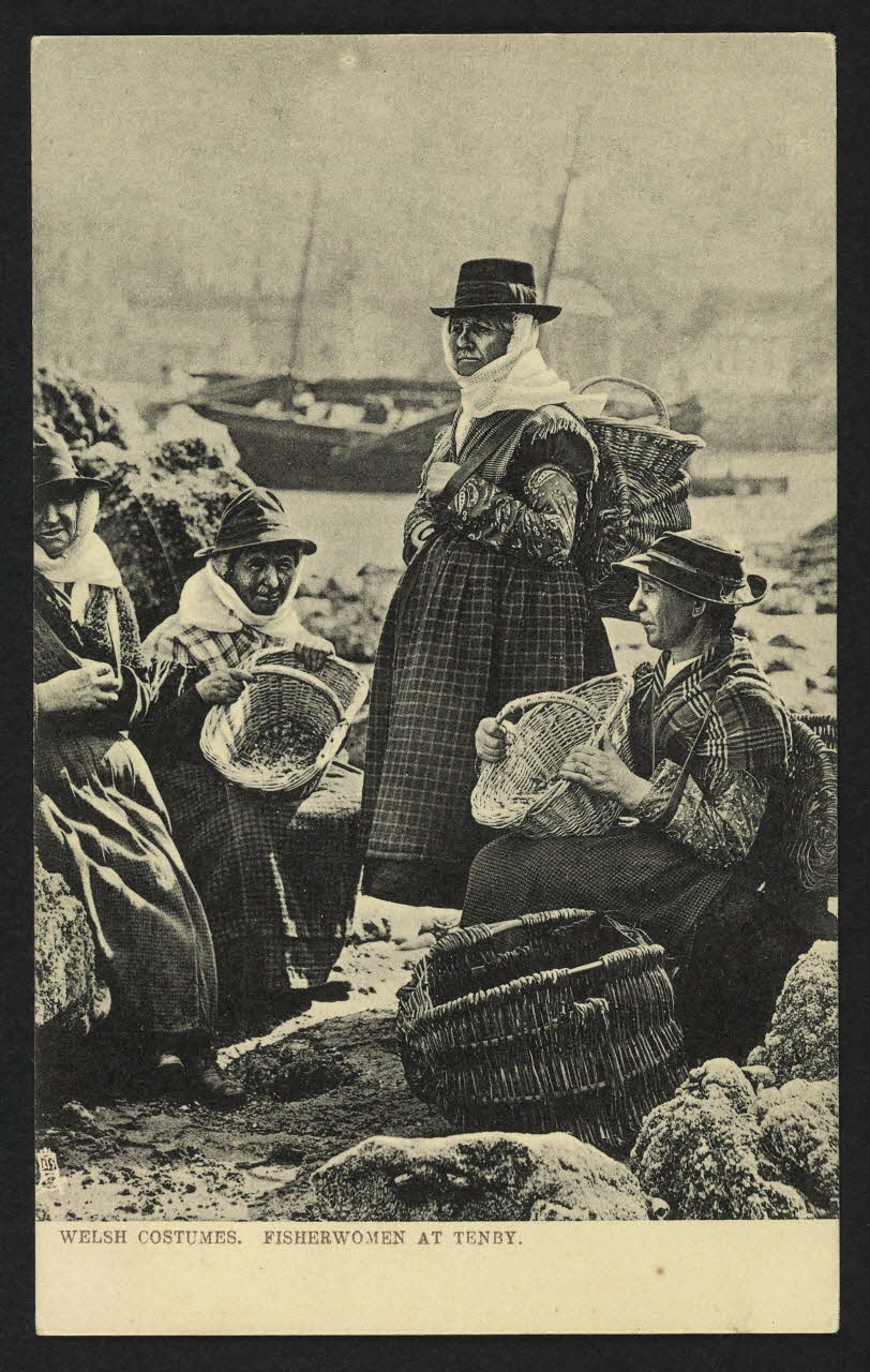 carte postale WELSH COSTUMES, FISHERWOMEN AT TENBY 4P1893 Photo