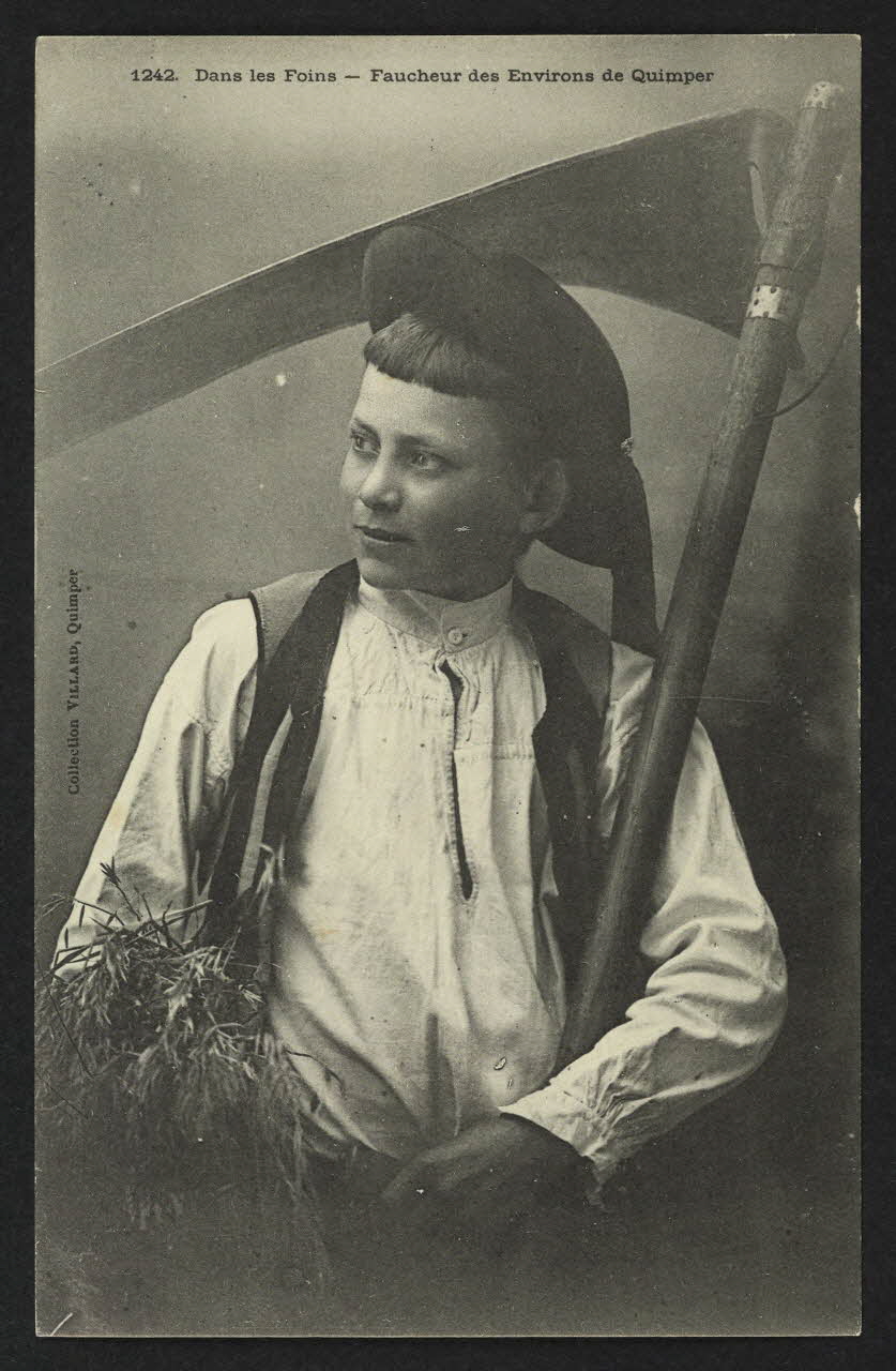 carte postale DANS LES FOINS, FAUCHEUR DES ENVIRONS DE QUIMPER 4P1901 Photo
