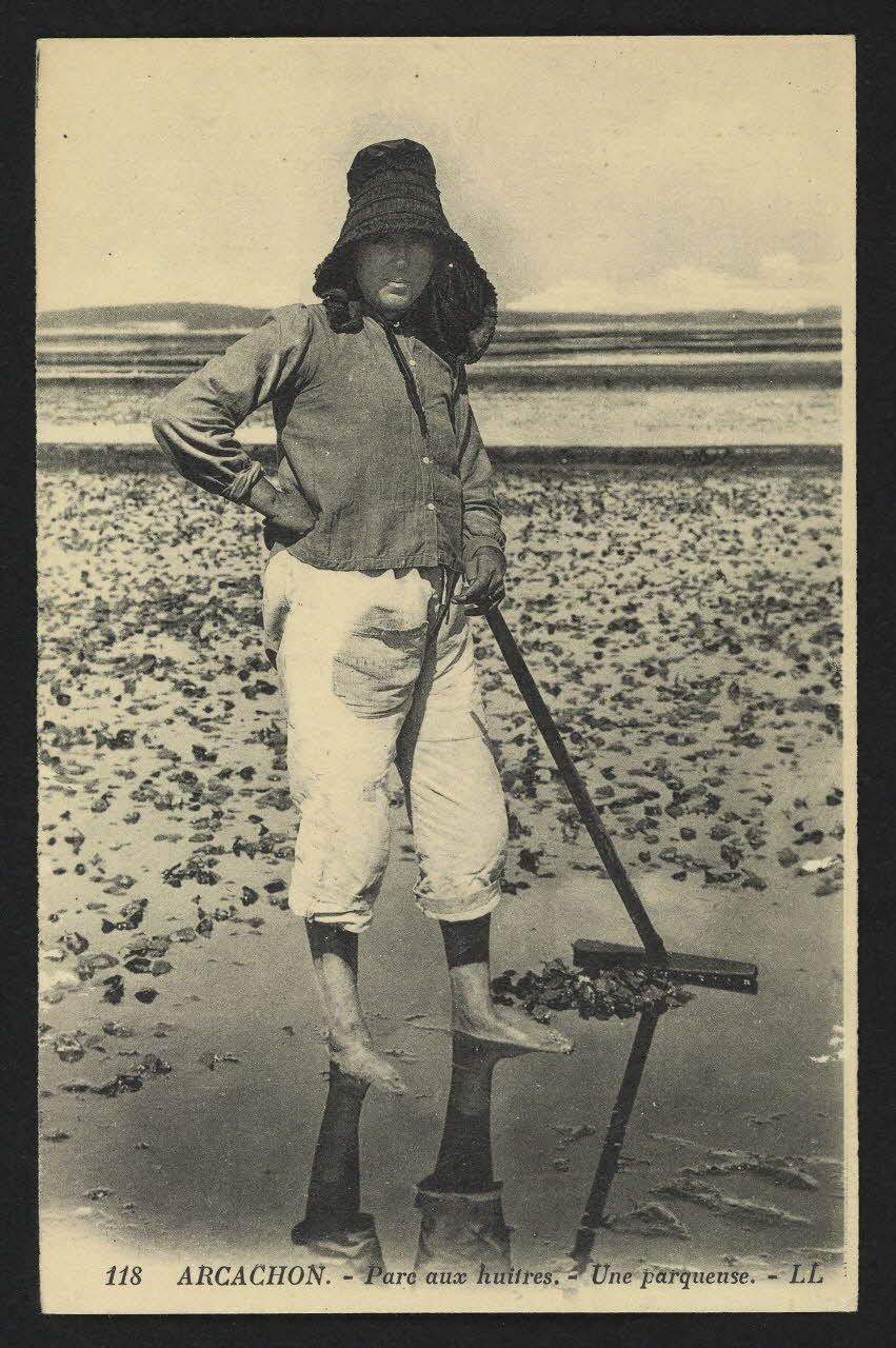 carte postale ARCACHON, PARC AUX HUITRES, UNE PARQUEUSE 4P1909 Photo