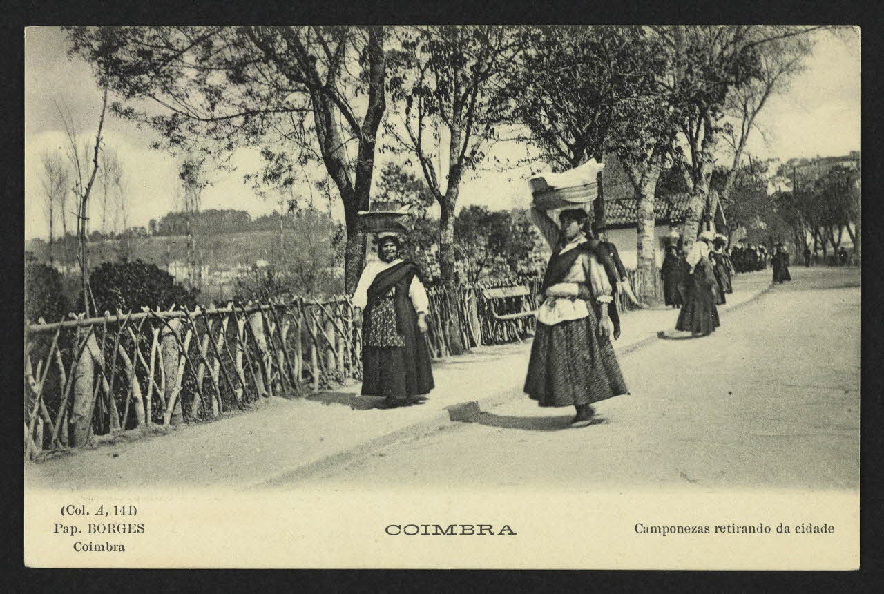 carte postale COIMBRA, CAMPONEZAS RETIRANDO DA CIDADE 4P1946 Photo