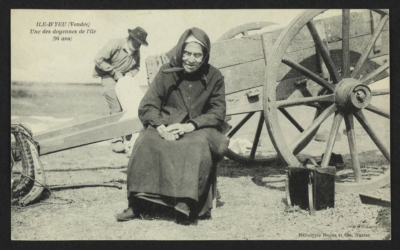 carte postale ILE-D'YEU, UNE DES DOYENNES DE L'ILE (94 ANS) 4P1987 Photo