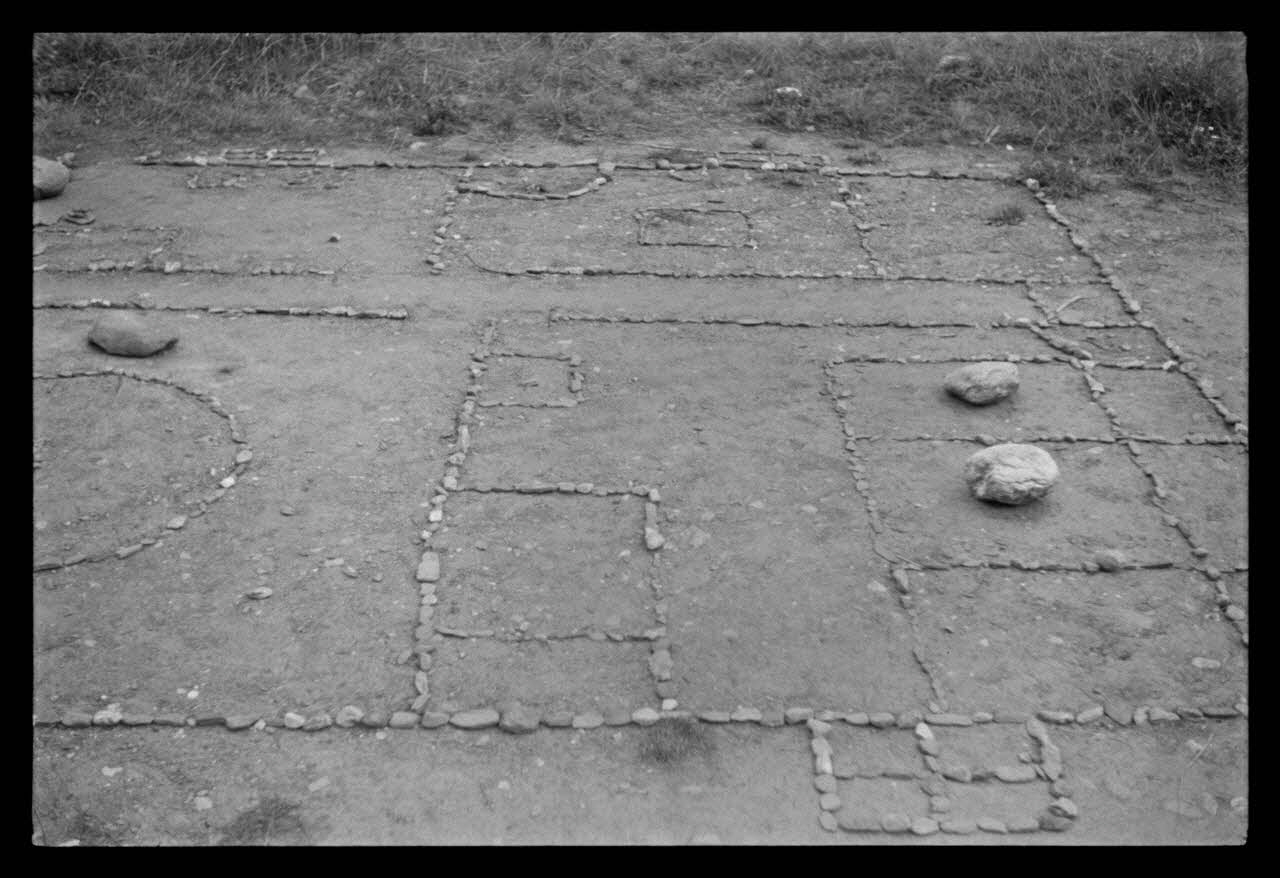 A. Jomelli ; B. Jomelli photographie Au camping. Dessin fait avec des cailloux représentant l'intérieur d'une maison. Exécuté par deux petites filles de 8 et 11 ans, pour jouer pendant plusieurs jours. Les gros cailloux sont mis là ou il faut stationner. Détail de la chambre Provence-Alpes-Côte d'Azur, France 1966/7/21 Ph.1966.119.100 Photo