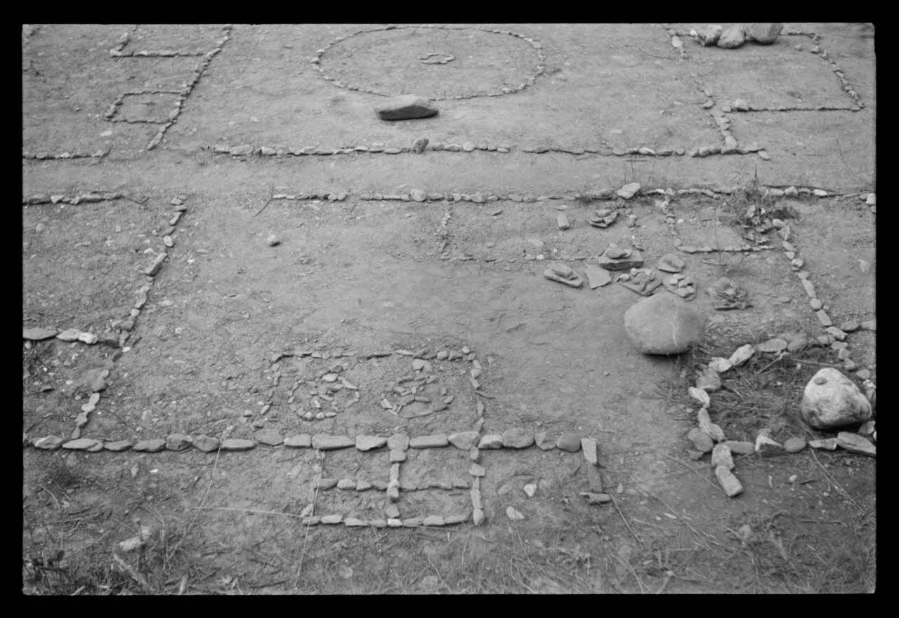A. Jomelli ; B. Jomelli photographie Au camping. Dessin fait avec des cailloux représentant l'intérieur d'une maison. Exécuté par deux petites filles de 8 et 11 ans, pour jouer pendant plusieurs jours. Les gros cailloux sont mis là ou il faut stationner. Détail de la cuisine Provence-Alpes-Côte d'Azur, France 1966/7/21 Ph.1966.119.101 Photo