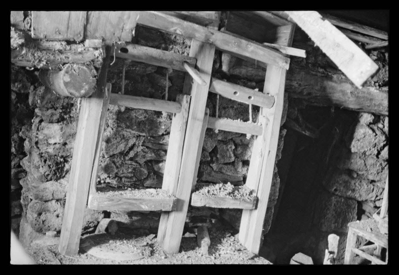 A. Jomelli ; B. Jomelli photographie Chalets des Comblettes à 2088 mètres. Intérieur d'une bergerie. Presse à fromage avec une potence à côté de la cheminée Provence-Alpes-Côte d'Azur, France 1966/7/8 Ph.1966.119.12 Photo