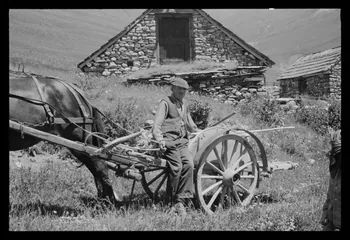 A. Jomelli ; B. Jomelli photographie Le Rivet. Un homme allant ramasser son foin. Plus loin au fond, vue de la vallée et voiture vide Provence-Alpes-Côte d'Azur, France 1966/7/12 Ph.1966.119.16 Photo