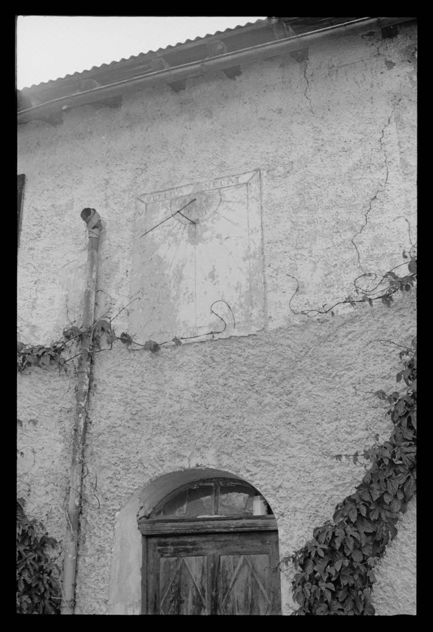 A. Jomelli ; B. Jomelli photographie Presbytère. Cadran solaire avec inscription peinte en vert clair Provence-Alpes-Côte d'Azur, France 1966/7/12 Ph.1966.119.37  Photo