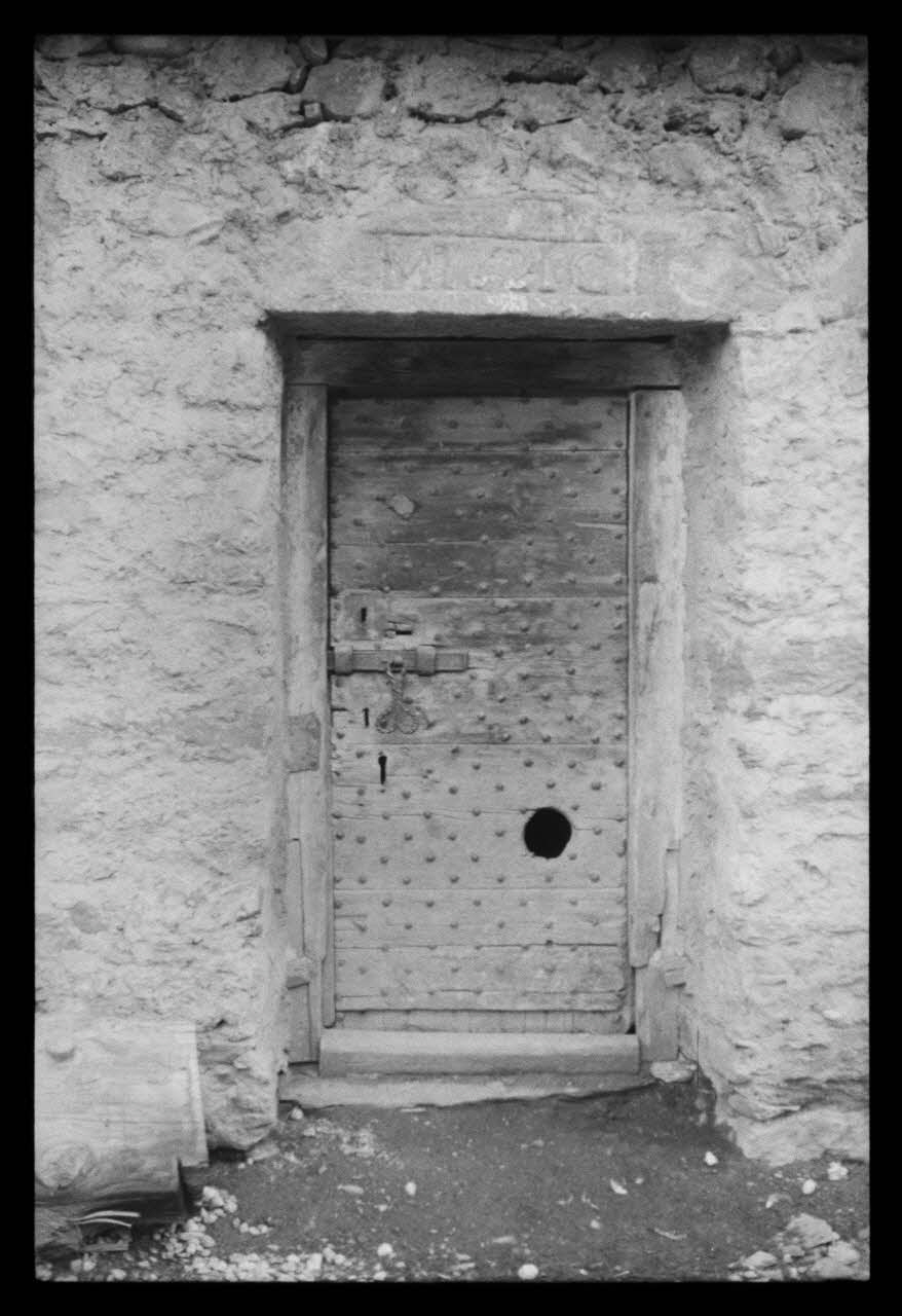 A. Jomelli ; B. Jomelli photographie Porte avec battant clouté et ferrure. Chattière. Linteau avec inscription : "M.1621" Provence-Alpes-Côte d'Azur, France 1966/7/12 Ph.1966.119.40 Photo