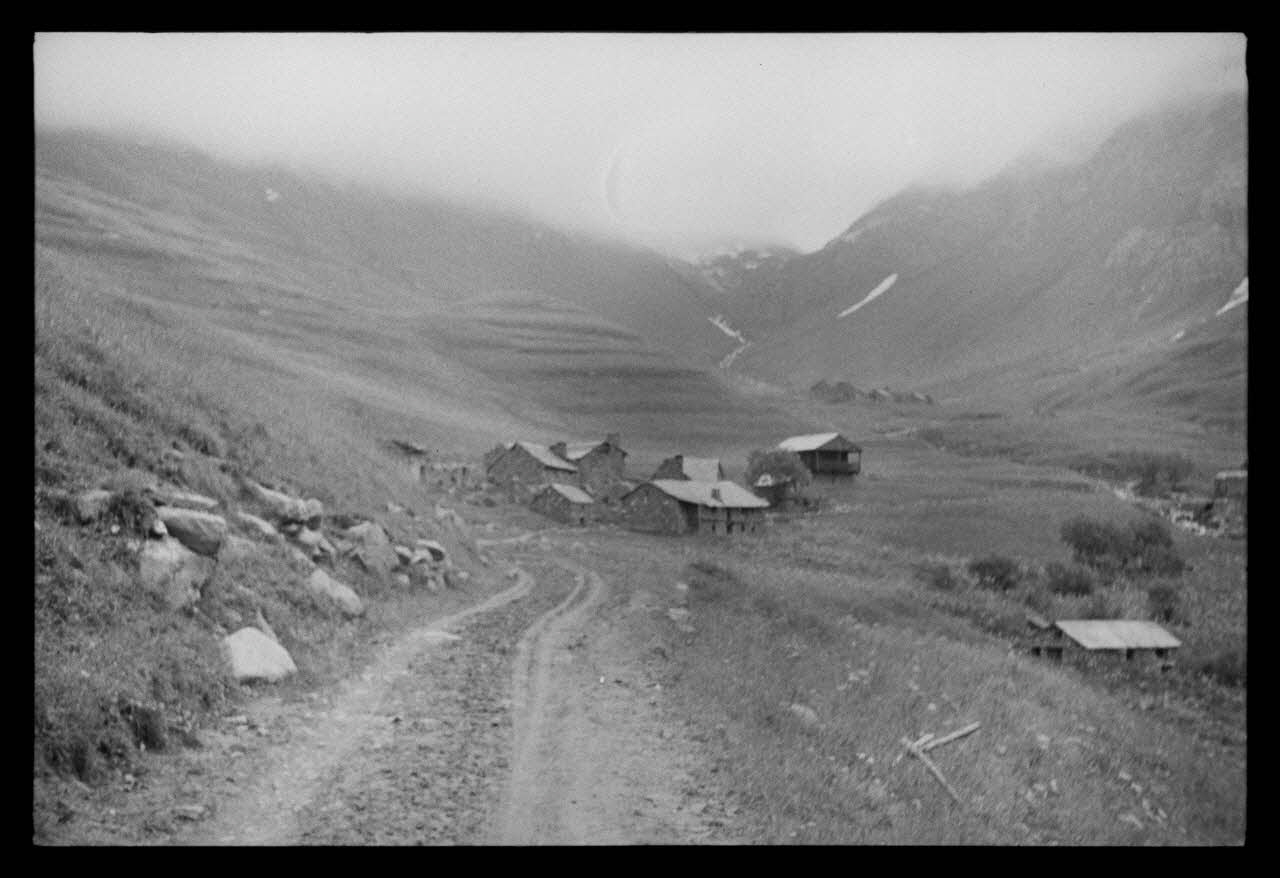 A. Jomelli ; B. Jomelli photographie Groupement de maisons Provence-Alpes-Côte d'Azur, France 1966/7/20 Ph.1966.119.56 Photo