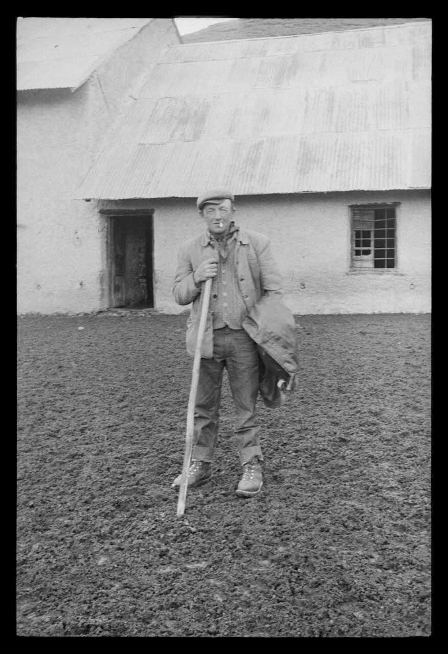 A. Jomelli ; B. Jomelli photographie Chez Monsieur Aimé Fege à la Buffe. Le berger devant la bergerie Provence-Alpes-Côte d'Azur, France 1966/7/21 Ph.1966.119.63 Photo Mucem / Jomelli, A.