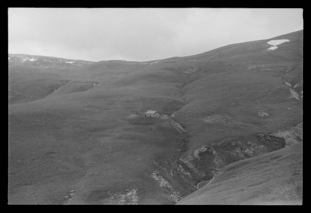 A. Jomelli ; B. Jomelli photographie Paysage avec bergerie vue de loin. Près du plateau d'Empapis ou se fête la saint-Jean Provence-Alpes-Côte d'Azur, France 1966/7/21 Ph.1966.119.69 Photo
