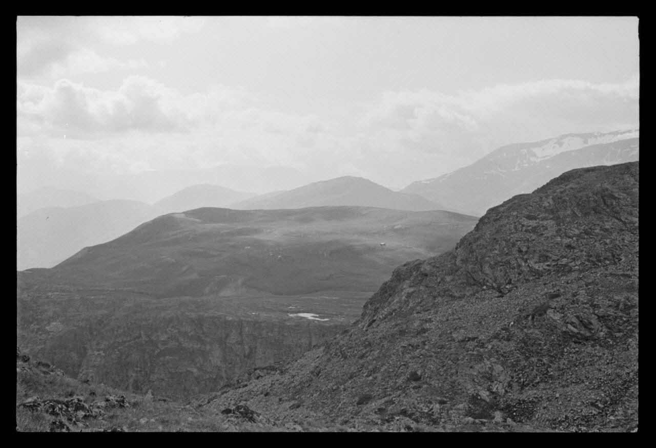 A. Jomelli ; B. Jomelli photographie Photographie prise du plateau d'Emparis. Alpage Provence-Alpes-Côte d'Azur, France 1966/7/21 Ph.1966.119.71 Photo