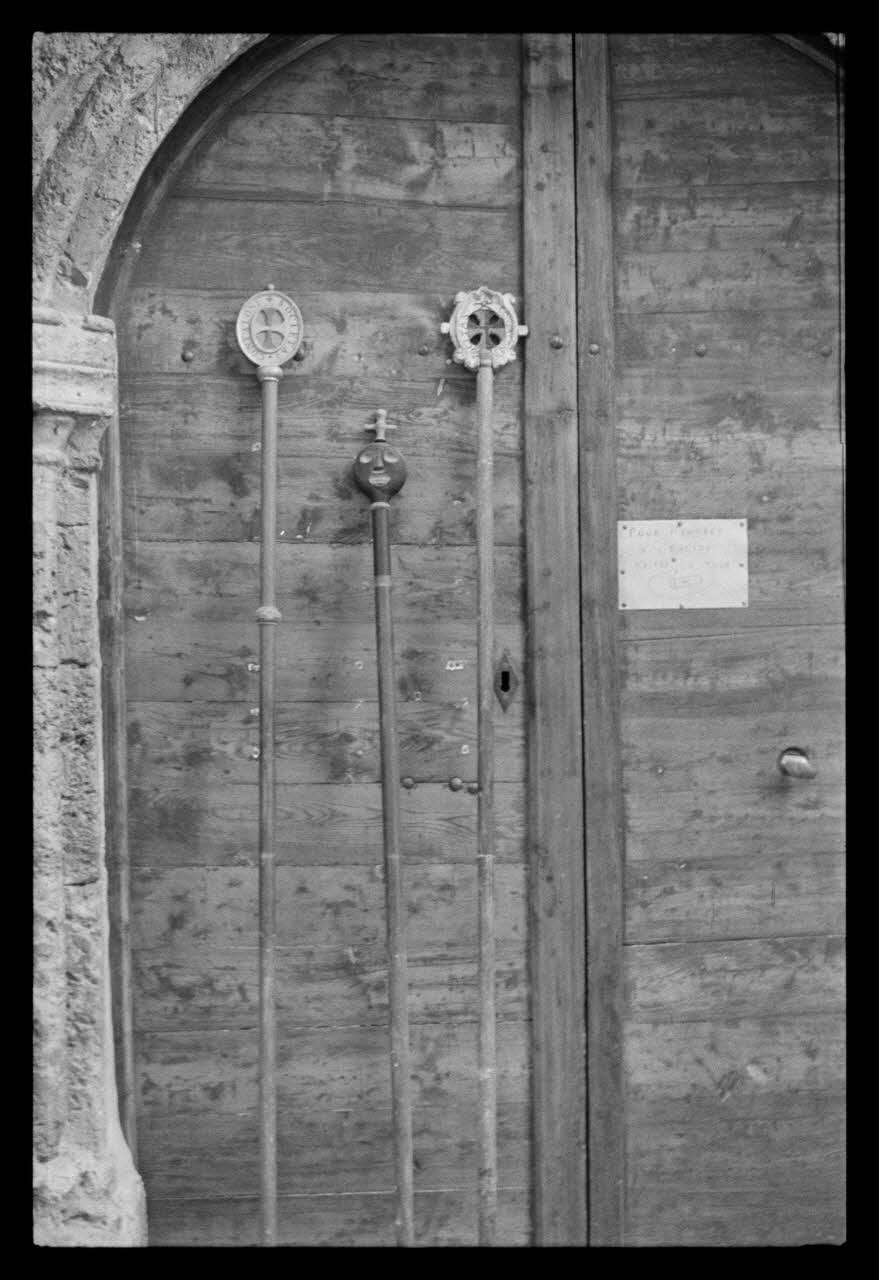 A. Jomelli ; B. Jomelli photographie Chapelle des Pénitents Blancs. Bâtons de cérémonie de la confrérie des Pénitents Blancs Provence-Alpes-Côte d'Azur, France 1966/7/21 Ph.1966.119.76 Photo
