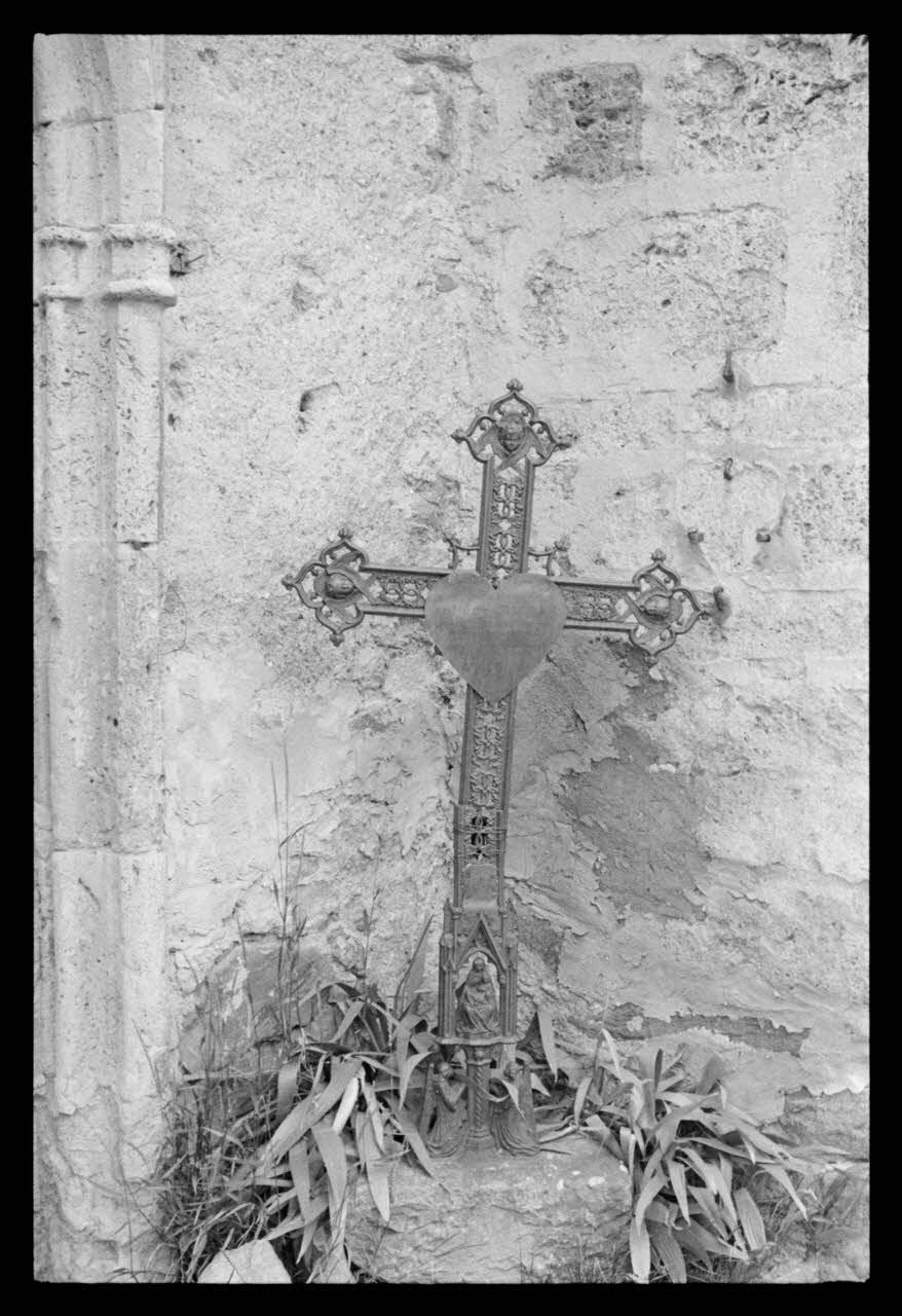 A. Jomelli ; B. Jomelli photographie Le cimetière se trouve autour de l'église et de la chapelle des Pénitents Blancs. Croix en fer forgé avec un cœur. Presque toutes les croix du cimetière ont un cœur au centre Provence-Alpes-Côte d'Azur, France 1966/7/21 Ph.1966.119.82 Photo