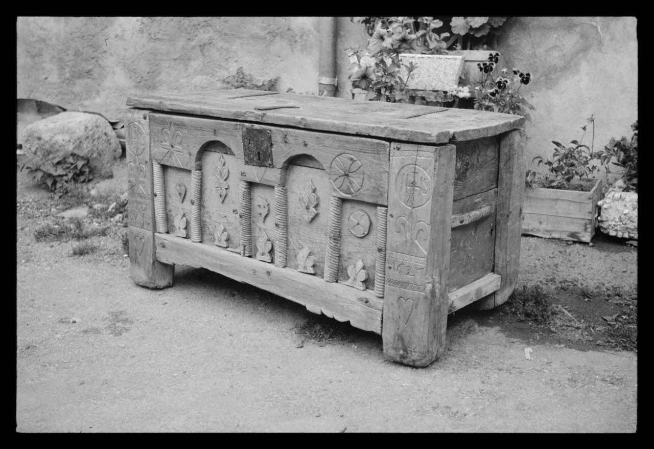 A. Jomelli ; B. Jomelli photographie Chez Monsieur Marcel Manin. Coffre décoré au couteau avec rouelle, fleurs de lys et cœur. Inscription : "1621" Provence-Alpes-Côte d'Azur, France 1966/7/21 Ph.1966.119.85 Photo