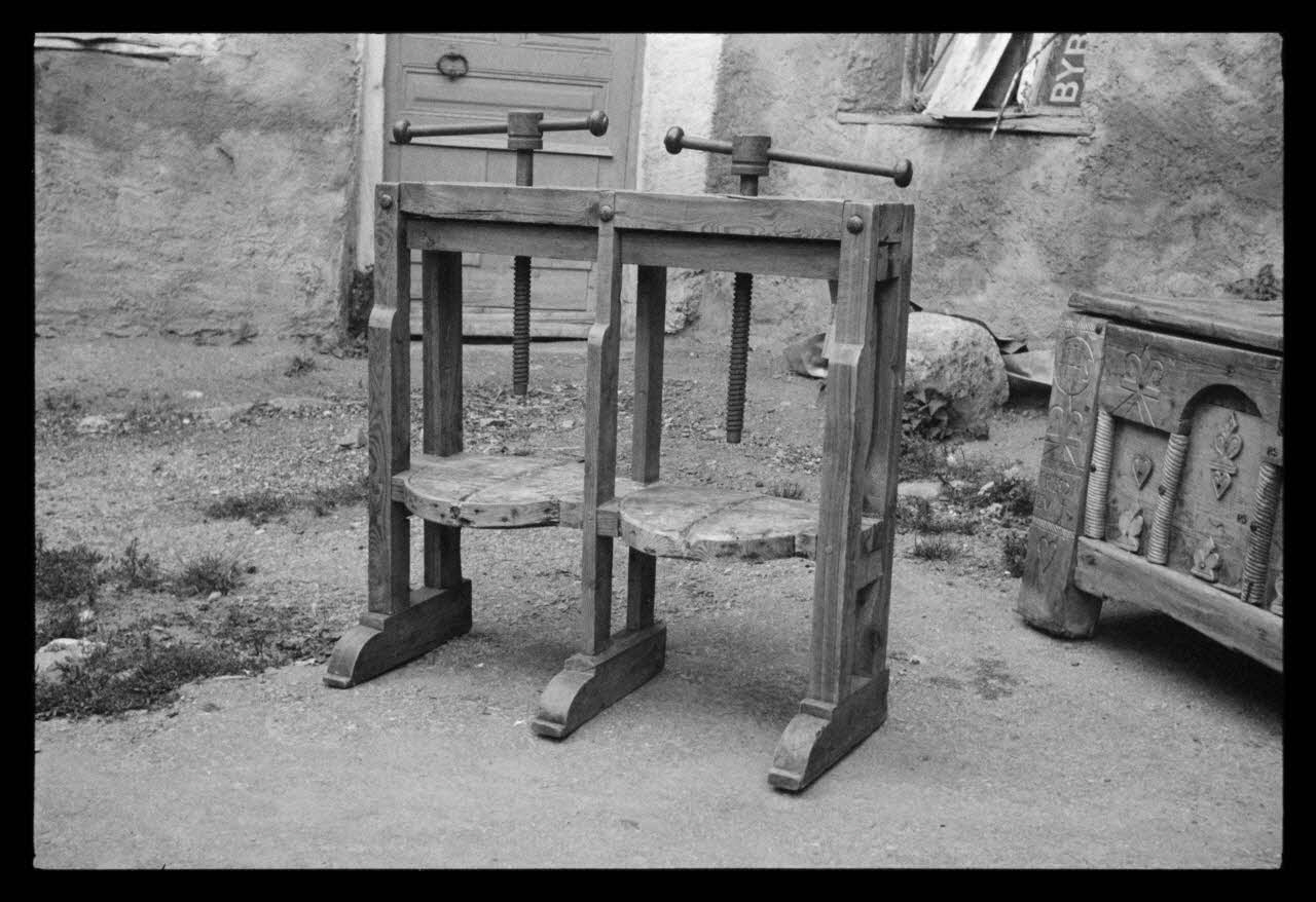 A. Jomelli ; B. Jomelli photographie Chez Monsieur Marcel Manin. Presse à fromage. Vue de face Provence-Alpes-Côte d'Azur, France 1966/7/21 Ph.1966.119.86 Photo