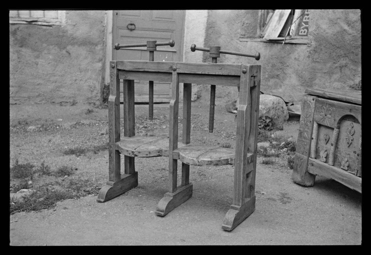A. Jomelli ; B. Jomelli photographie Chez Monsieur Marcel Manin. Presse à fromage. Vue de face Provence-Alpes-Côte d'Azur, France 1966/7/21 Ph.1966.119.87 Photo
