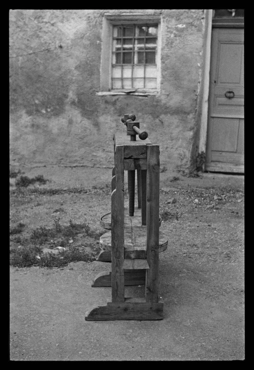 A. Jomelli ; B. Jomelli photographie Chez Monsieur Marcel Manin. Presse à fromage. Vue de côté Provence-Alpes-Côte d'Azur, France 1966/7/21 Ph.1966.119.88 Photo