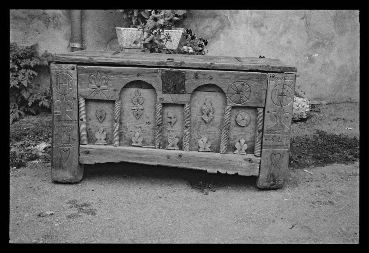 A. Jomelli ; B. Jomelli photographie Chez Monsieur Marcel Manin. Coffre décoré (voir 1966.119.84 ou 1964.119.85) Provence-Alpes-Côte d'Azur, France 1966/7/21 Ph.1966.119.89 Photo