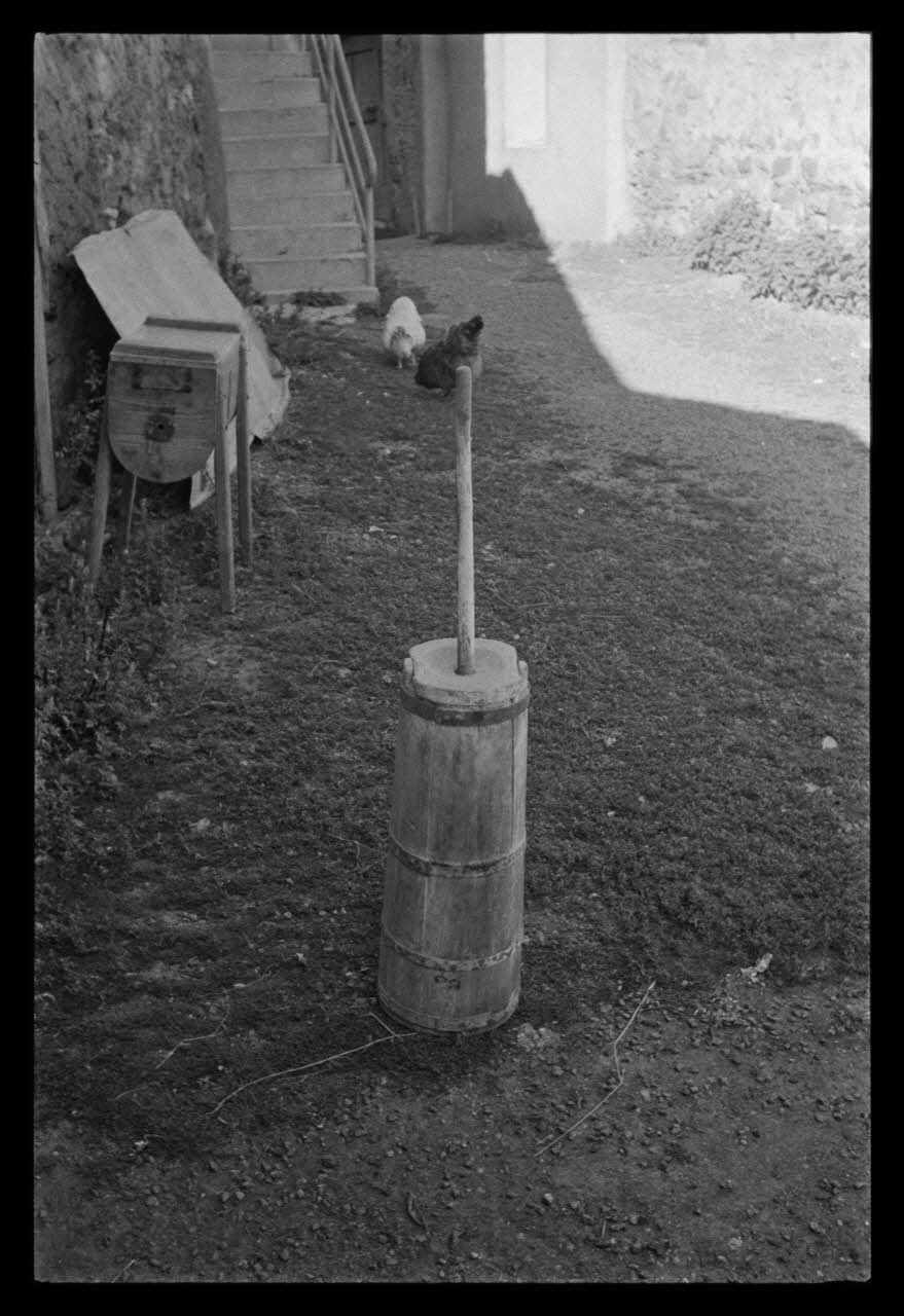 A. Jomelli ; B. Jomelli photographie Chez Monsieur Marcel Manin. Baratte ancienne qui n'est plus utilisée Provence-Alpes-Côte d'Azur, France 1966/7/21 Ph.1966.119.93 Photo