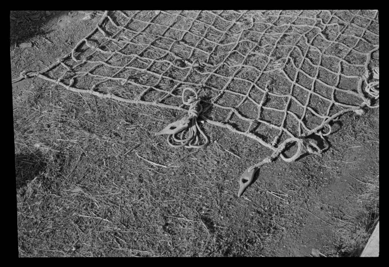 A. Jomelli ; B. Jomelli photographie Chez Monsieur Marcel Manin.  Filet pour mettre les brassées de foin. Les filets sont raccommodés l'hiver Provence-Alpes-Côte d'Azur, France 1966/7/21 Ph.1966.119.96 Photo