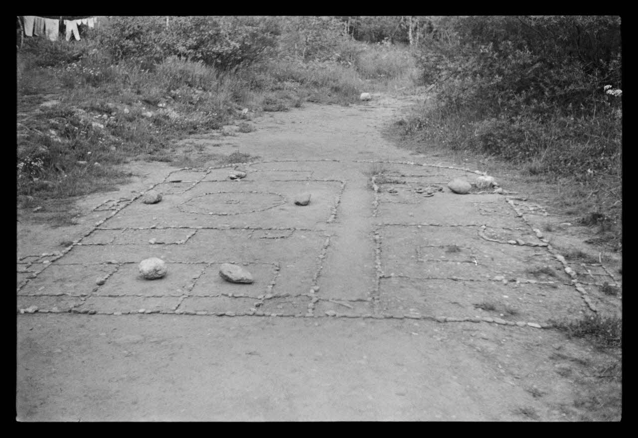 A. Jomelli ; B. Jomelli photographie Au camping. Dessin fait avec des cailloux représentant l'intérieur d'une maison. Exécuté par deux petites filles de 8 et 11 ans, pour jouer pendant plusieurs jours. Les gros cailloux sont mis là ou il faut stationner. Plan général Provence-Alpes-Côte d'Azur, France 1966/7/21 Ph.1966.119.98 Photo